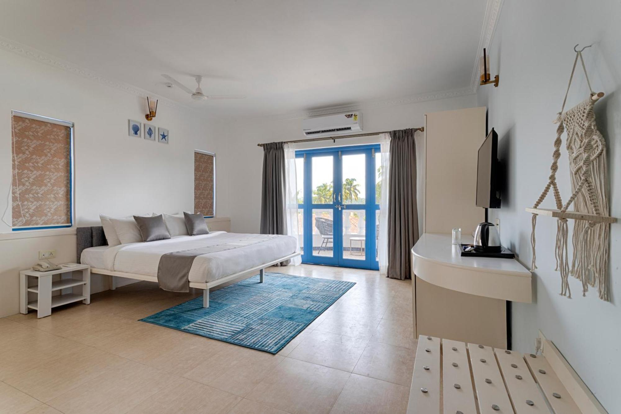 Azalea By Stone Wood Premier Hotel Varca Exterior photo