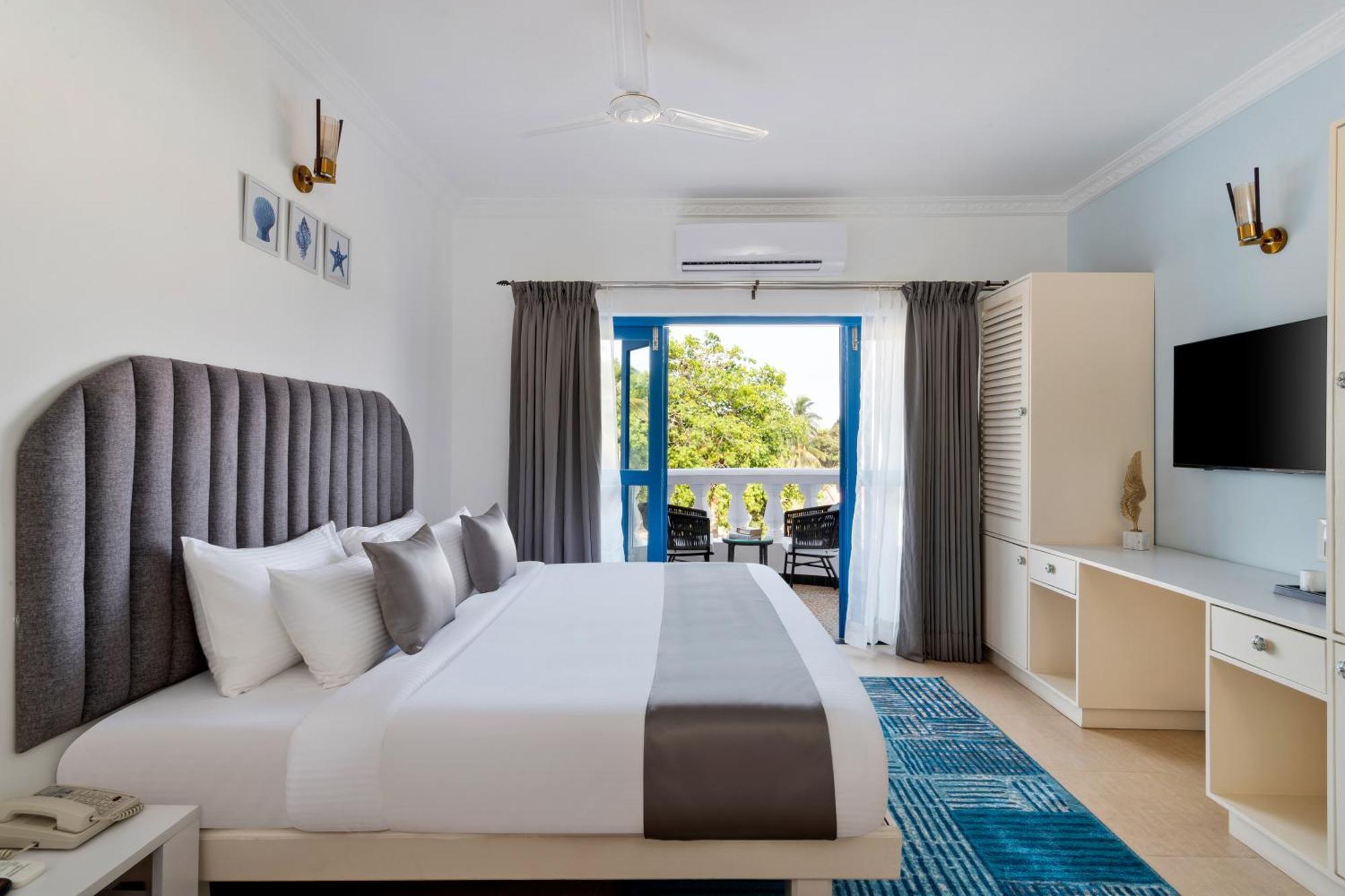 Azalea By Stone Wood Premier Hotel Varca Exterior photo