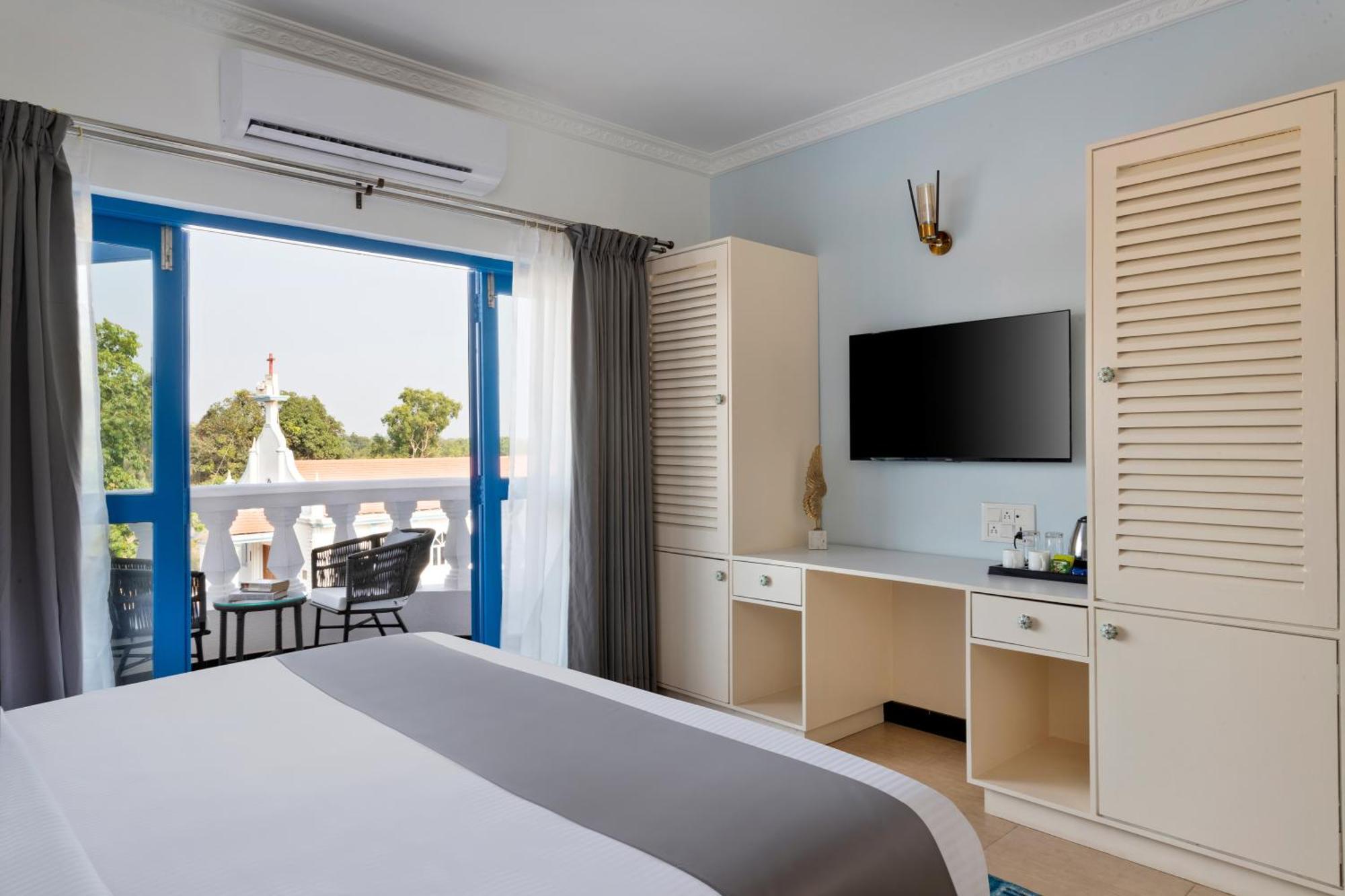 Azalea By Stone Wood Premier Hotel Varca Exterior photo